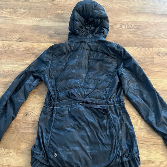 Lululemon lightweight down coat size 8 - Picture 3 of 3
